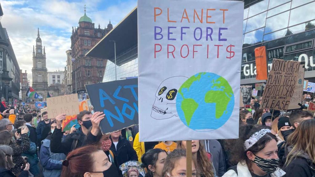 Folk som demonstrerar för klimatet
